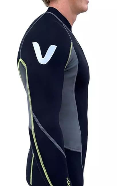Combinaison Rashguard Noire Logo V, Coutures Jaunes Fluo Combinaison de plongée noire, vue latérale. Logo V blanc sur l'épaule, panneaux gris et coutures jaune fluo contrastées. Inscription FLEX visible.