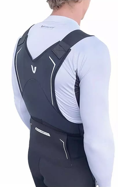 Gilet de protection néoprène Vakzet Hikerforce Dos d'un homme portant un gilet de protection/harnais Vakzet Hikerforce noir en néoprène, avec bretelles ajustables, sur un maillot technique.