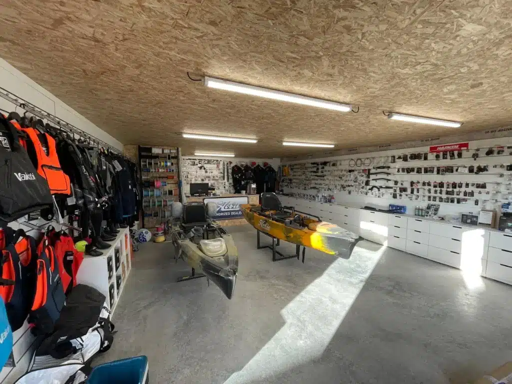 Kayaks Hobie et Matériel Nautique en Magasin Spécialisé Magasin agréé Hobie présentant des kayaks, gilets de sauvetage Vaikobi et du matériel d'accastillage nautique.